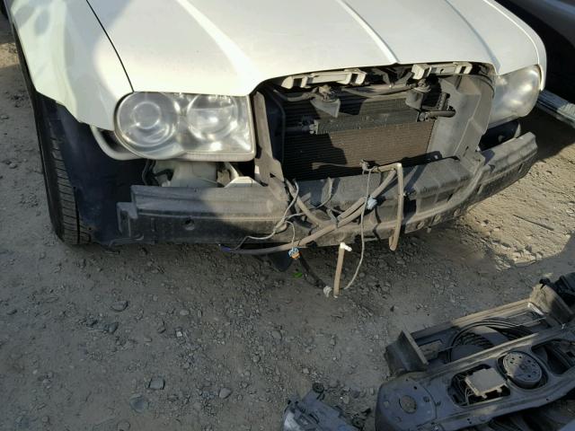 2C3AA63H45H630665 - 2005 CHRYSLER 300C WHITE photo 9