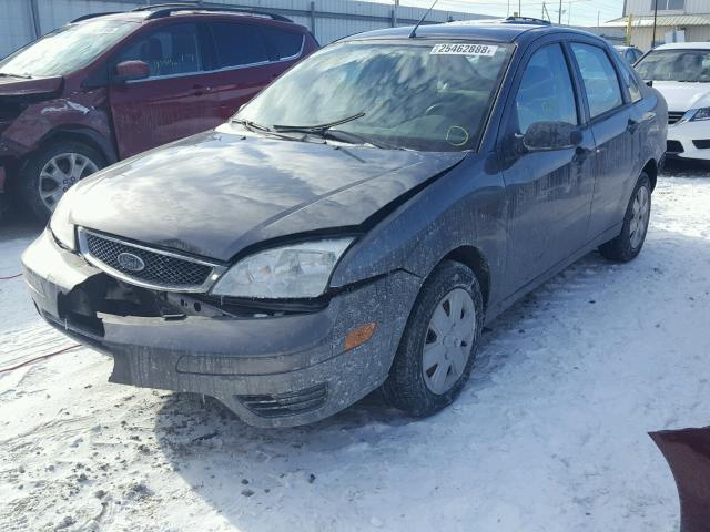 1FAFP34N57W140314 - 2007 FORD FOCUS ZX4 GRAY photo 2