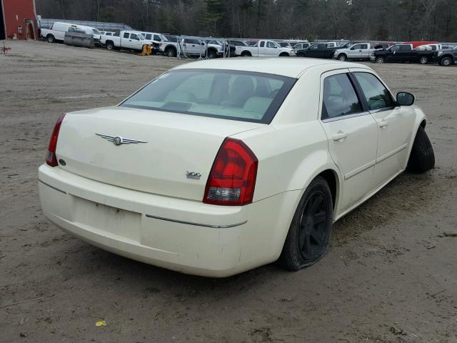 2C3AA53G25H589583 - 2005 CHRYSLER 300 TOURIN WHITE photo 4