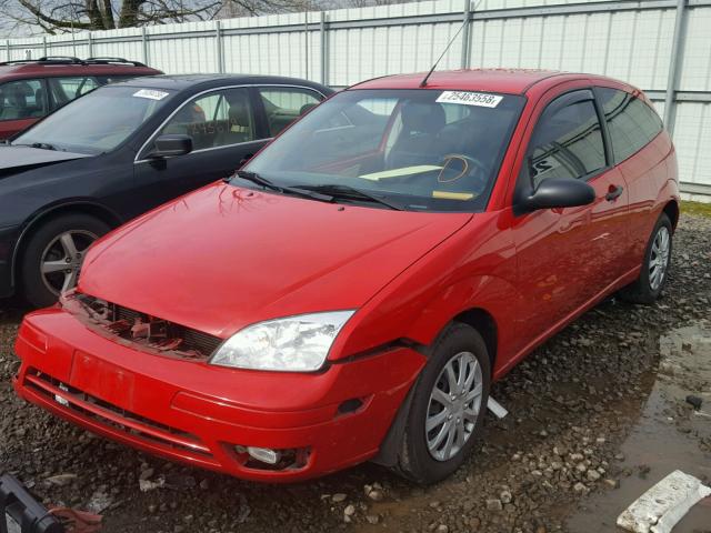 1FAFP31N26W153928 - 2006 FORD FOCUS ZX3 RED photo 2