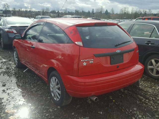 1FAFP31N26W153928 - 2006 FORD FOCUS ZX3 RED photo 3
