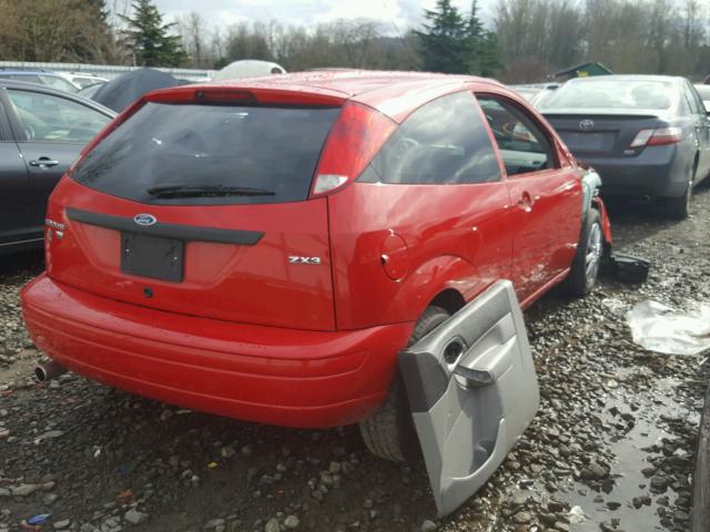 1FAFP31N26W153928 - 2006 FORD FOCUS ZX3 RED photo 4