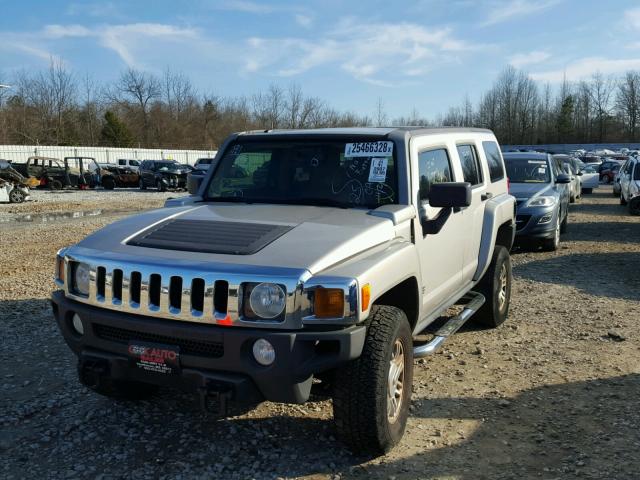 5GTDN13E678156158 - 2007 HUMMER H3 SILVER photo 2