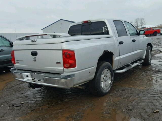 1D7HE48NX5S157533 - 2005 DODGE DAKOTA QUA SILVER photo 4