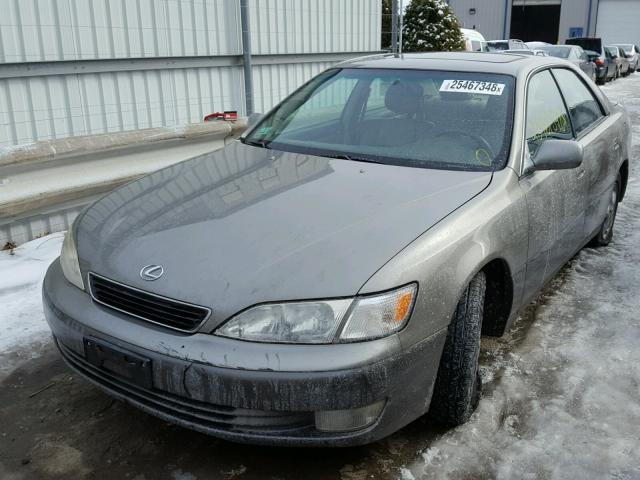 JT8BF28G8W0102027 - 1998 LEXUS ES 300 GRAY photo 2