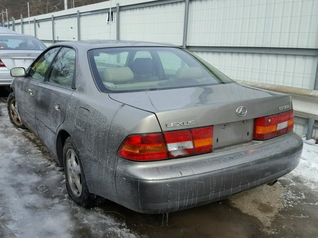 JT8BF28G8W0102027 - 1998 LEXUS ES 300 GRAY photo 3