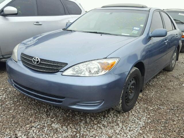 4T1BE30K32U523601 - 2002 TOYOTA CAMRY LE BLUE photo 2