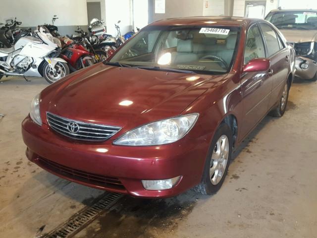 4T1BE30K85U032736 - 2005 TOYOTA CAMRY LE RED photo 2