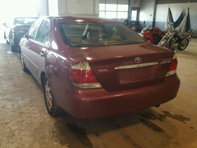 4T1BE30K85U032736 - 2005 TOYOTA CAMRY LE RED photo 3