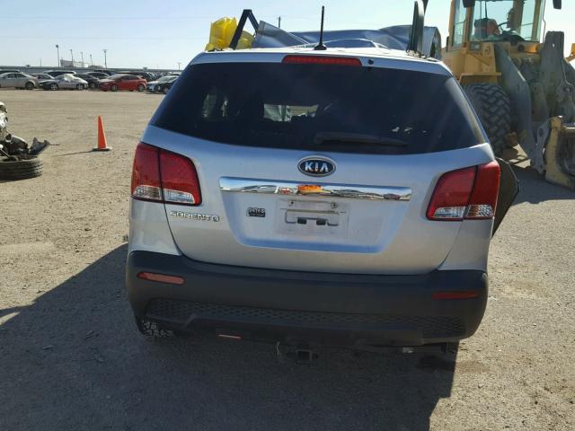 5XYKTDA23DG388669 - 2013 KIA SORENTO LX SILVER photo 10