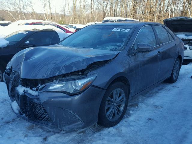 4T1BF1FK0HU352582 - 2017 TOYOTA CAMRY LE GRAY photo 2