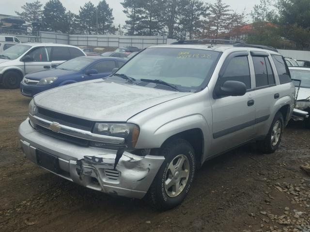 1GNDT13S152381047 - 2005 CHEVROLET TRAILBLAZE GRAY photo 2