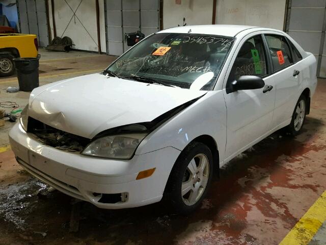 1FAHP34N67W309345 - 2007 FORD FOCUS ZX4 WHITE photo 2