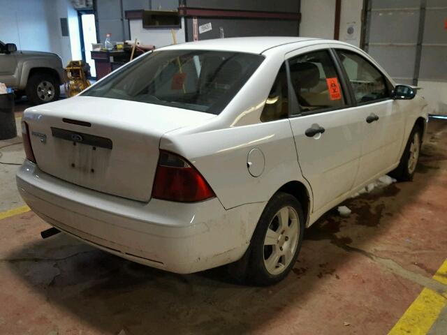 1FAHP34N67W309345 - 2007 FORD FOCUS ZX4 WHITE photo 4