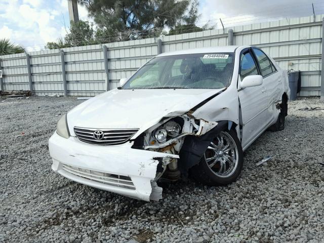 4T1BE32KX5U546990 - 2005 TOYOTA CAMRY LE WHITE photo 2