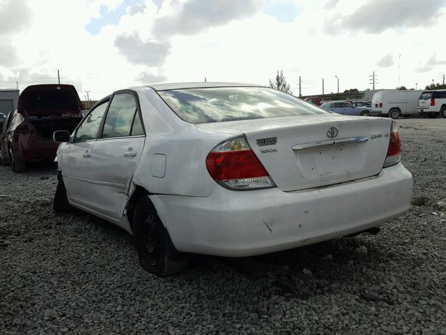 4T1BE32KX5U546990 - 2005 TOYOTA CAMRY LE WHITE photo 3