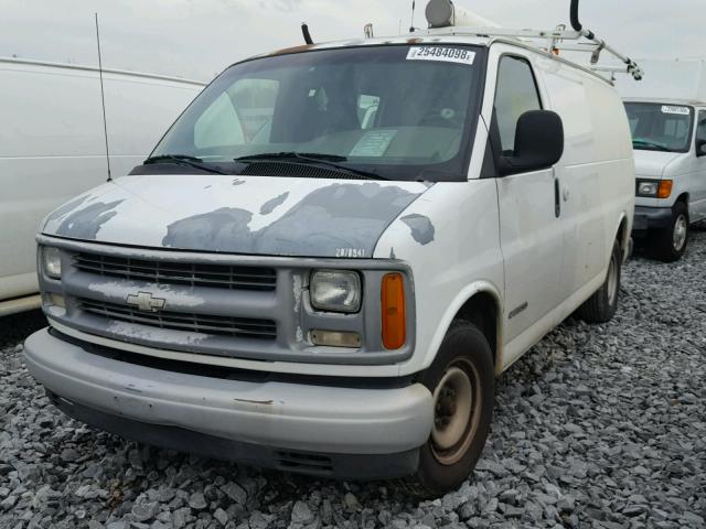 1GCFG25W711165196 - 2001 CHEVROLET EXPRESS G2 WHITE photo 2