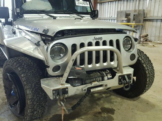 1C4HJWDG0CL203192 - 2012 JEEP WRANGLER U SILVER photo 9