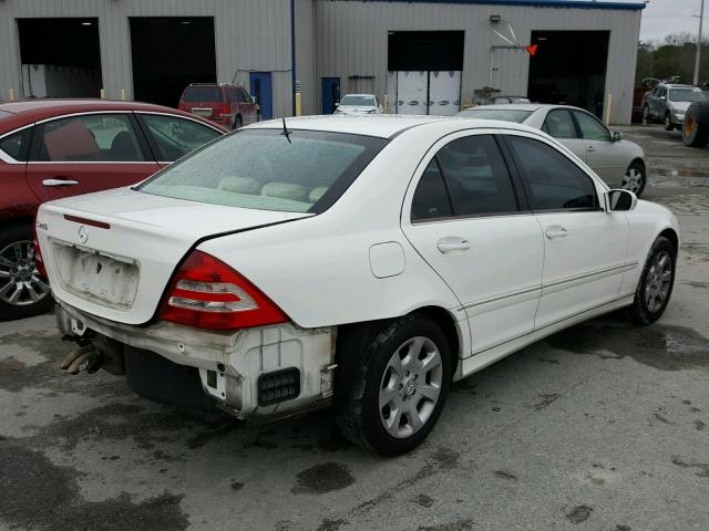 WDBRF61J25F604507 - 2005 MERCEDES-BENZ C 240 WHITE photo 4