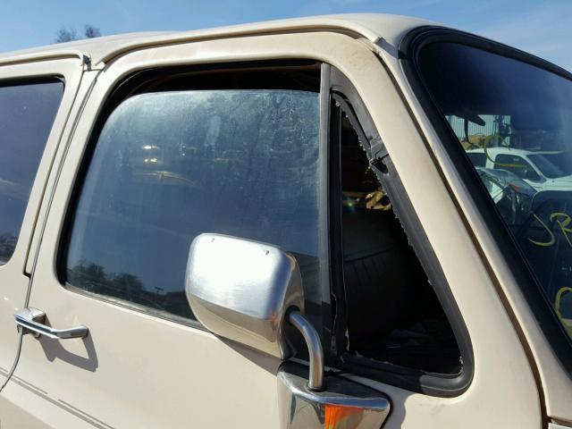 1GNGV26K1KF125570 - 1989 CHEVROLET SUBURBAN V BEIGE photo 9