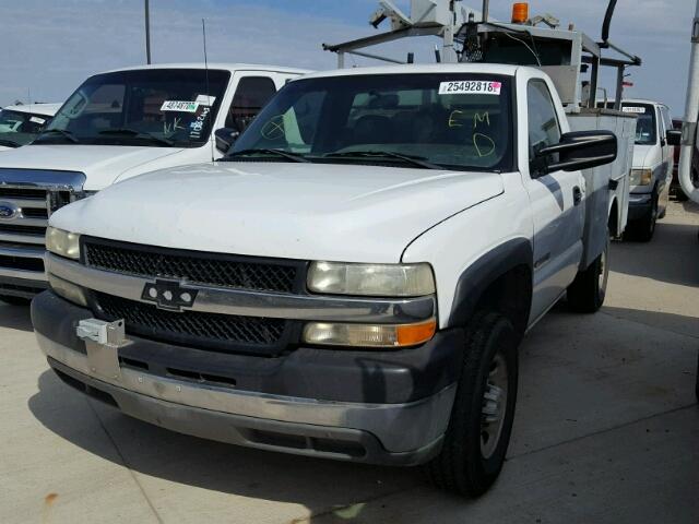 1GBHC24U12Z203744 - 2002 CHEVROLET SILVERADO WHITE photo 2