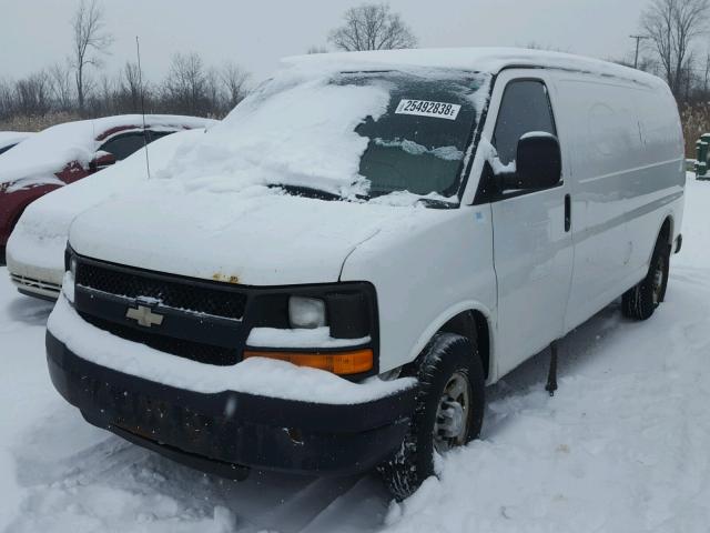 1GCGG29C091118608 - 2009 CHEVROLET EXPRESS G2 WHITE photo 2