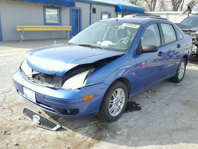 1FAFP34NX5W152682 - 2005 FORD FOCUS ZX4 BLUE photo 2