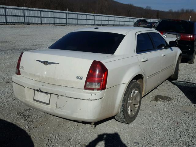 2C3KA53G56H295732 - 2006 CHRYSLER 300 TOURIN WHITE photo 4