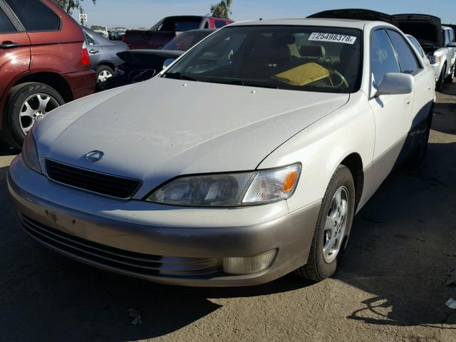 JT8BF28G8W5041443 - 1998 LEXUS ES 300 WHITE photo 2