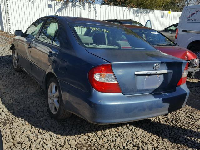 4T1BE32K52U531437 - 2002 TOYOTA CAMRY LE BLUE photo 3