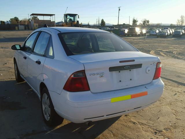 1FAHP34N37W323168 - 2007 FORD FOCUS ZX4 WHITE photo 3