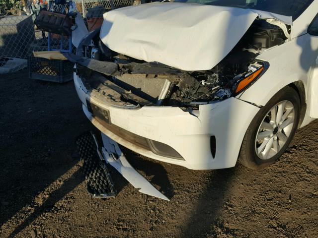 3KPFL4A73HE015910 - 2017 KIA FORTE LX WHITE photo 9