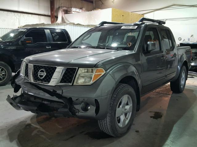 1N6AD07W75C414060 - 2005 NISSAN FRONTIER C GRAY photo 2