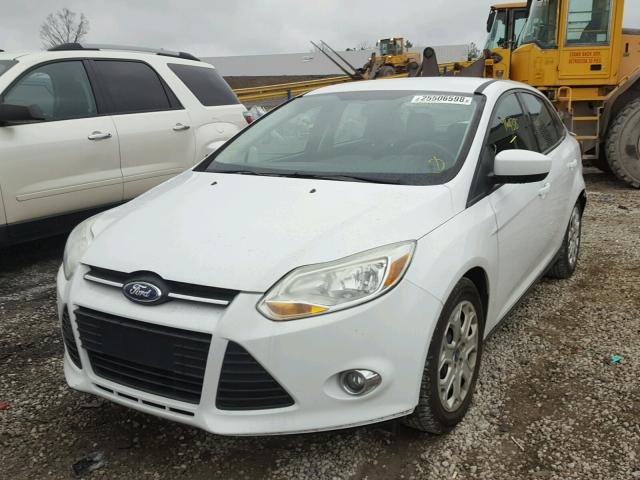 1FAHP3F26CL115168 - 2012 FORD FOCUS SE WHITE photo 2