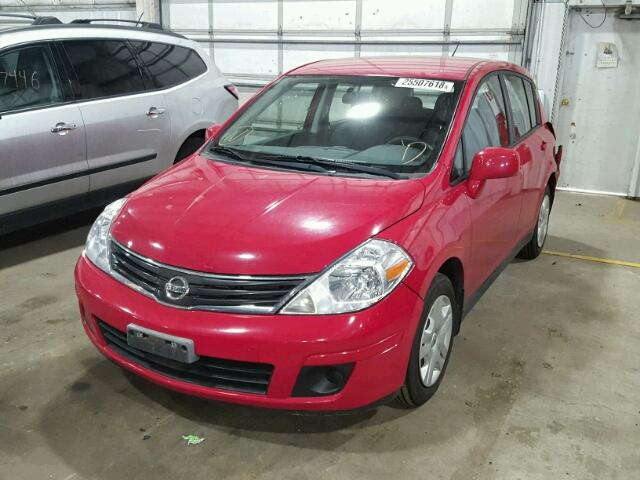 3N1BC1CP7AL463498 - 2010 NISSAN VERSA S RED photo 2