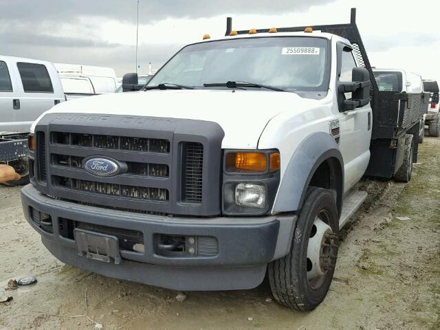 1FDAF56R18EE31804 - 2008 FORD F550 SUPER WHITE photo 2