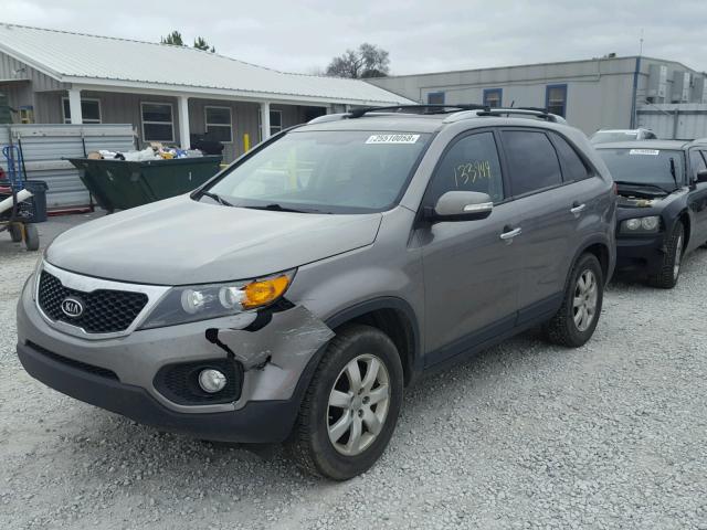 5XYKT4A66CG238783 - 2012 KIA SORENTO BA SILVER photo 2