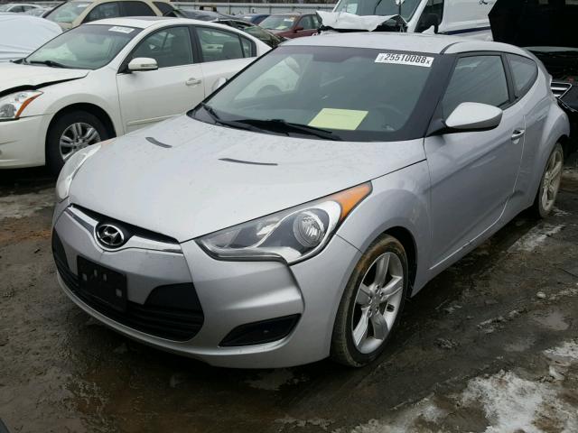 KMHTC6AD8CU028730 - 2012 HYUNDAI VELOSTER B SILVER photo 2