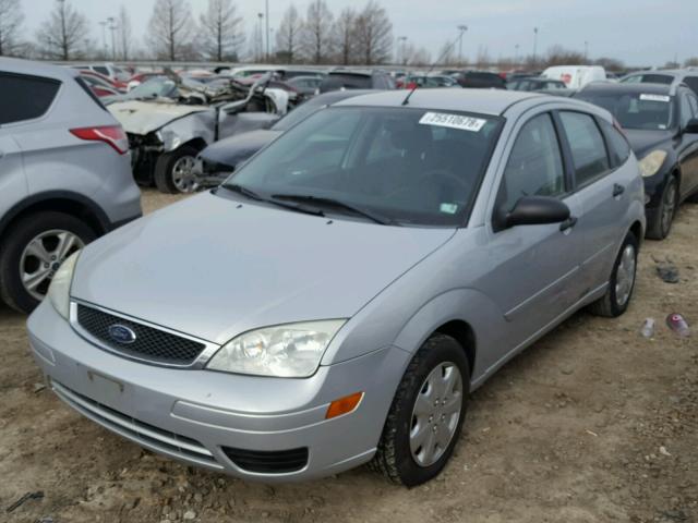 1FAHP37N17W283636 - 2007 FORD FOCUS ZX5 SILVER photo 2