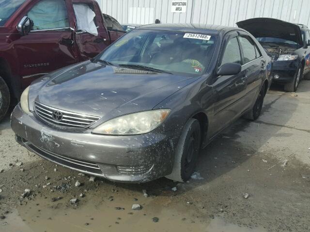 4T1BE32K65U500699 - 2005 TOYOTA CAMRY LE GRAY photo 2