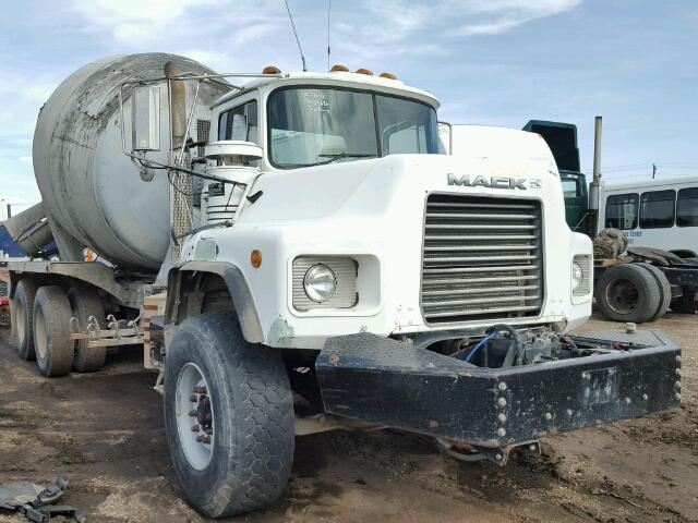 1M2B209C3YM026348 - 2000 MACK 600 DM600 WHITE photo 1