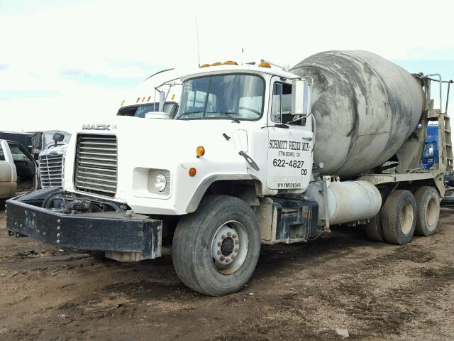 1M2B209C3YM026348 - 2000 MACK 600 DM600 WHITE photo 2