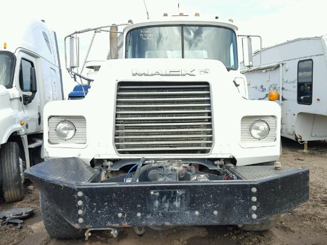1M2B209C3YM026348 - 2000 MACK 600 DM600 WHITE photo 9