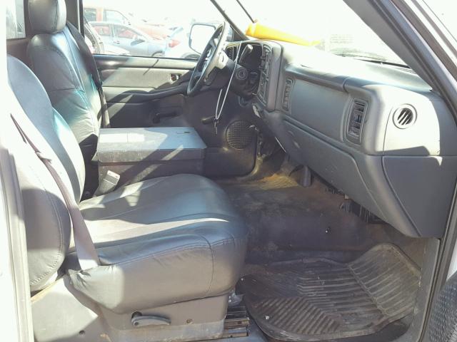 1GBHC24U52E144821 - 2002 CHEVROLET SILVERADO WHITE photo 5