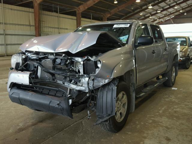 5TFJU4GN4FX067282 - 2015 TOYOTA TACOMA DOU SILVER photo 2