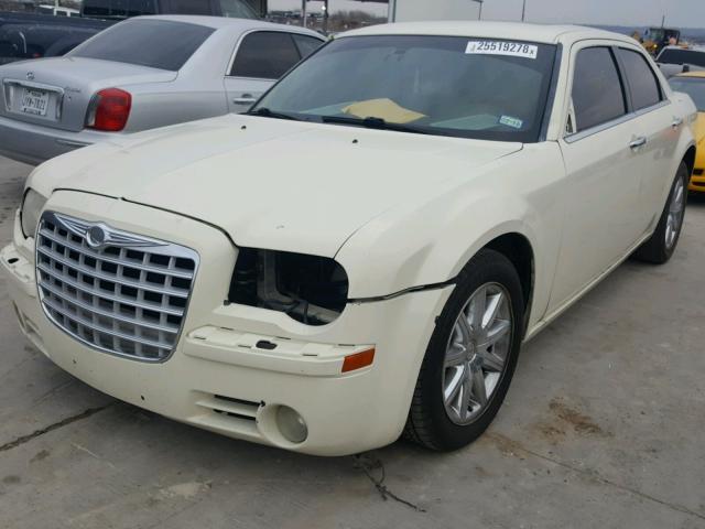 2C3LA63HX7H892833 - 2007 CHRYSLER 300C CREAM photo 2