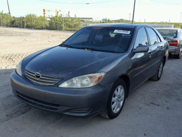 4T1BF30K42U512295 - 2002 TOYOTA CAMRY LE GRAY photo 2