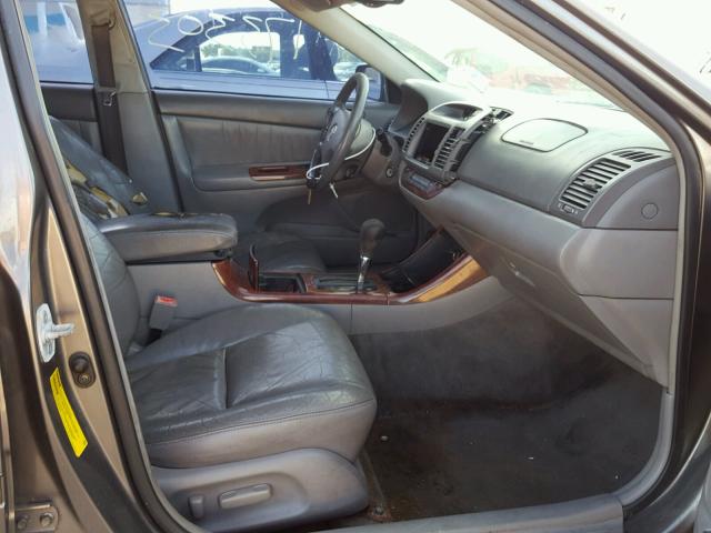 4T1BF30K42U512295 - 2002 TOYOTA CAMRY LE GRAY photo 5