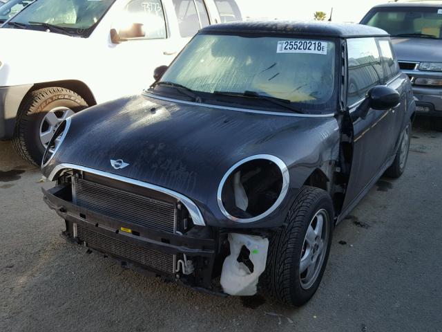 WMWMF3C50ATZ65687 - 2010 MINI COOPER BLACK photo 2