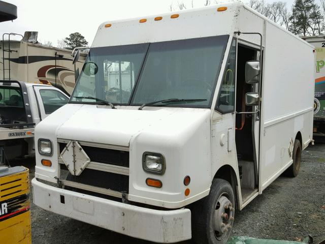 4UZAANBW71CJ22463 - 2001 FREIGHTLINER CHASSIS M WHITE photo 2